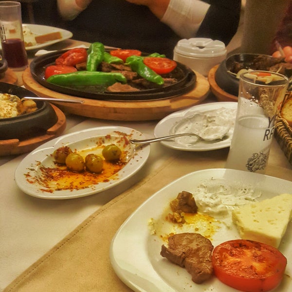 รูปภาพถ่ายที่ Rumeli Baharı Restaurant โดย mesut h. เมื่อ 12/27/2017