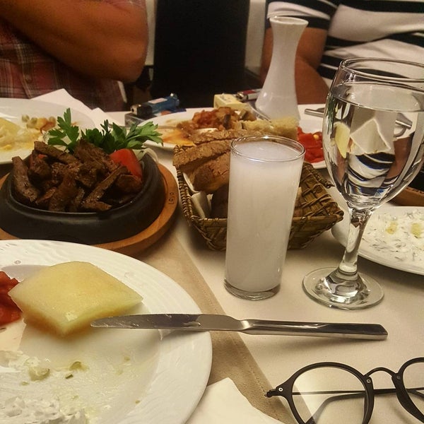 Foto tirada no(a) Rumeli Baharı Restaurant por mesut h. em 9/8/2017