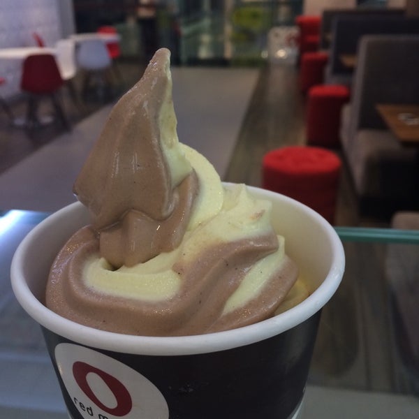 Photo taken at Red Mango by Елена on 9/19/2014