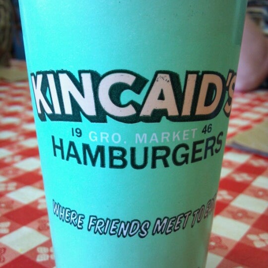 รูปภาพถ่ายที่ Kincaid&#39;s Hamburgers โดย Vanessa R. เมื่อ 2/17/2013