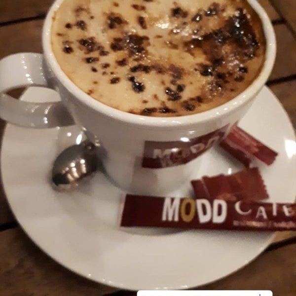 Photo prise au Modd Cafe &amp; Restaurant par Fatih Mehmet Ü. le10/21/2019