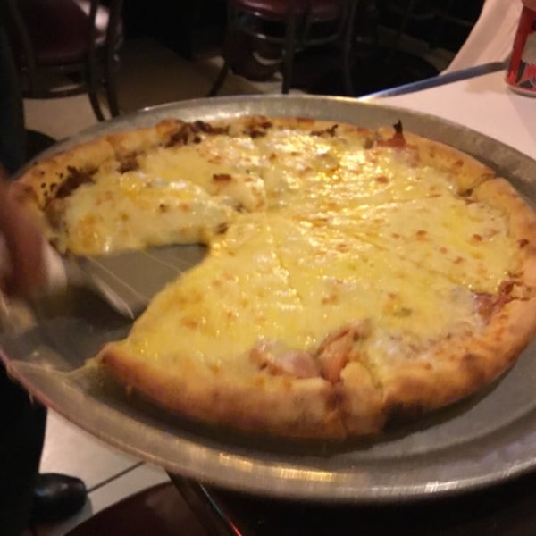 La mejor pizza del mundo mundial, aunque el perro negro también están buenísimas, nada se comparará con las pizzas de mamás ya no existe el local de insurgentes, ahora solo queda este.