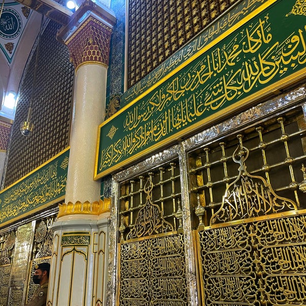 Photo taken at قبر الرسول صلى الله عليه وسلم Tomb of the Prophet (peace be upon him) by Mohd . on 5/9/2021