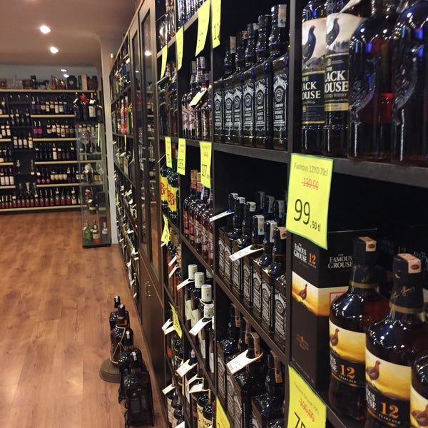 Foto tirada no(a) Bordo Şarap ve İçki Mağazası por Hakan Karaca em 12/30/2015