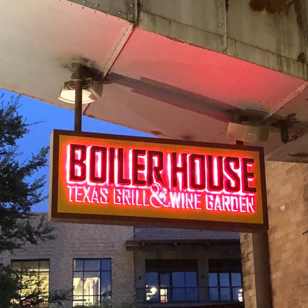 รูปภาพถ่ายที่ Boiler House Texas Grill &amp; Wine Garden โดย Pam D. เมื่อ 5/1/2018
