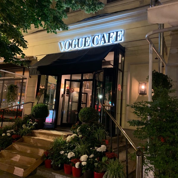 Photo taken at Vogue Café by Dina on 6/5/2019