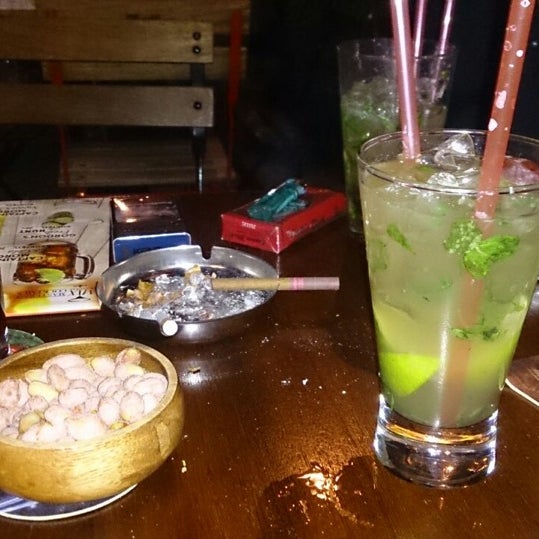 Foto tomada en We Cafe Bar  por Cevcev el 11/8/2014