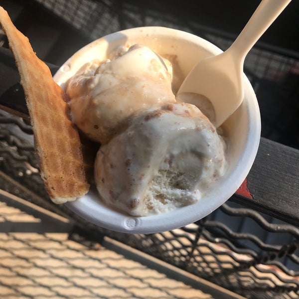 Снимок сделан в Jeni&#39;s Splendid Ice Creams пользователем Christian E. 9/28/2019