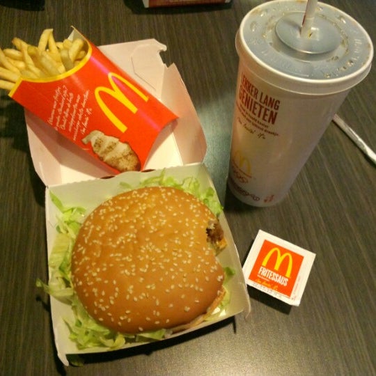 รูปภาพถ่ายที่ McDonald&#39;s โดย mona b. เมื่อ 1/25/2013