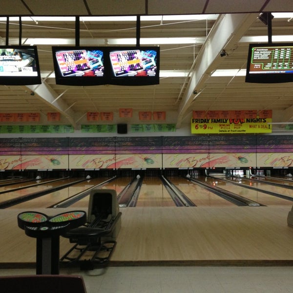 Photo taken at Drakeshire Lanes by Jay on 1/6/2013