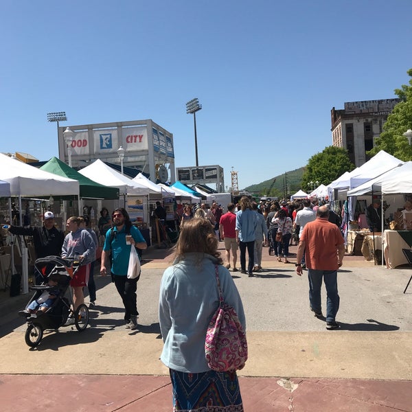 รูปภาพถ่ายที่ Chattanooga Market โดย Maria K. เมื่อ 4/29/2018