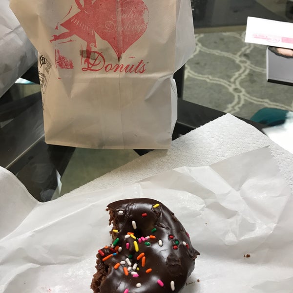 Foto tomada en Julie Darling Donuts  por Maria K. el 2/11/2019