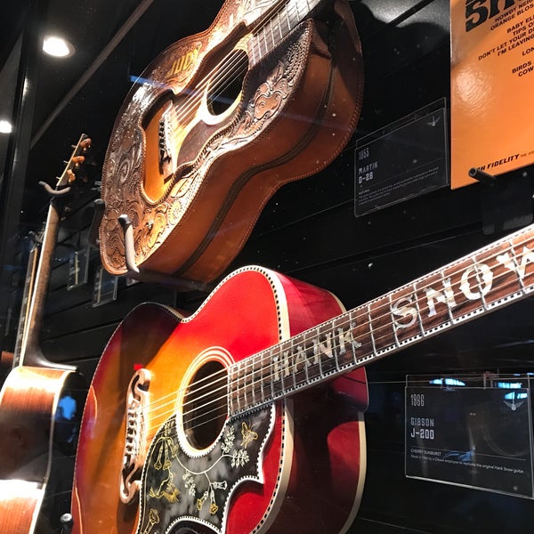 Foto diambil di Songbirds Guitar Museum oleh Maria K. pada 5/7/2017