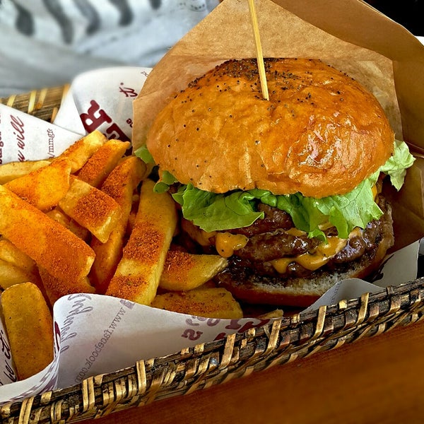 4/8/2016에 Hüseyin U.님이 Mm&amp;G&#39;s Burger에서 찍은 사진