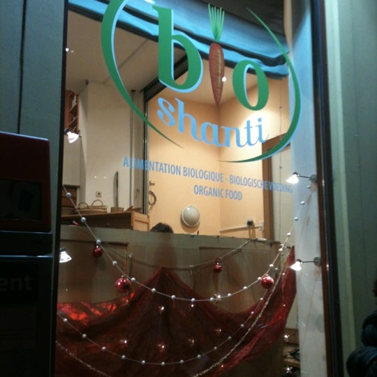 Foto tomada en Shanti Restaurant  por Marie S. el 12/17/2012
