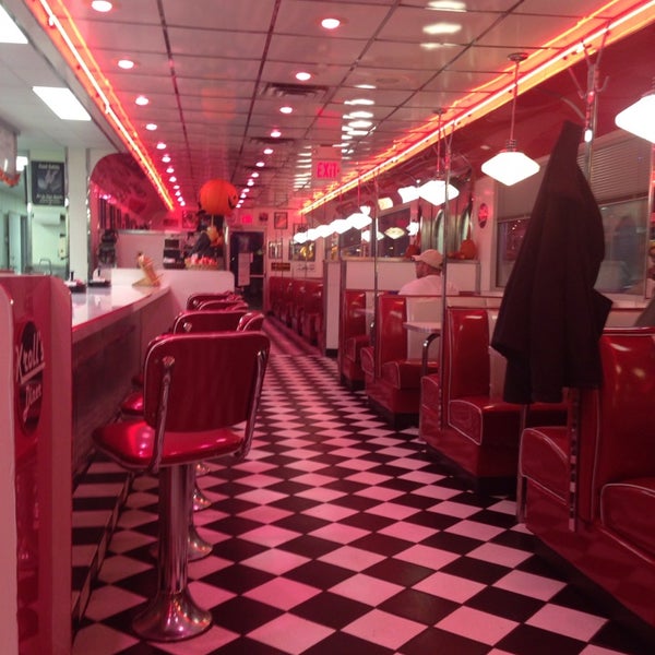 Foto diambil di Kroll&#39;s Diner oleh Dorothy S. pada 10/9/2013