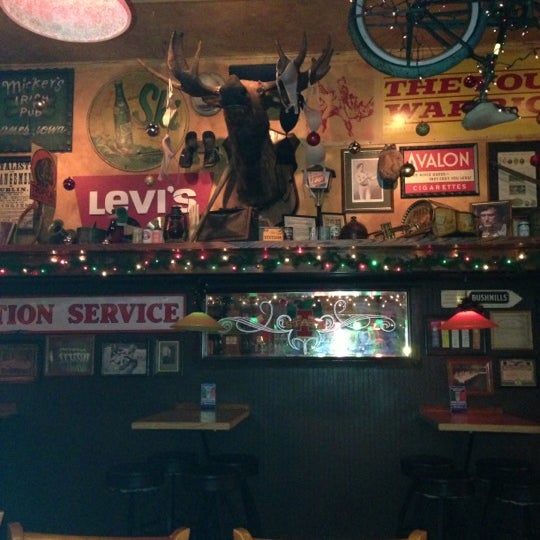 Photo prise au Mickey&#39;s Irish Pub par Raeann H. le12/4/2012