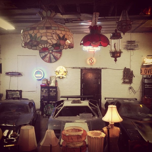 Foto scattata a Eclectic Collectibles &amp; Antiques da Lansing M. il 8/23/2014
