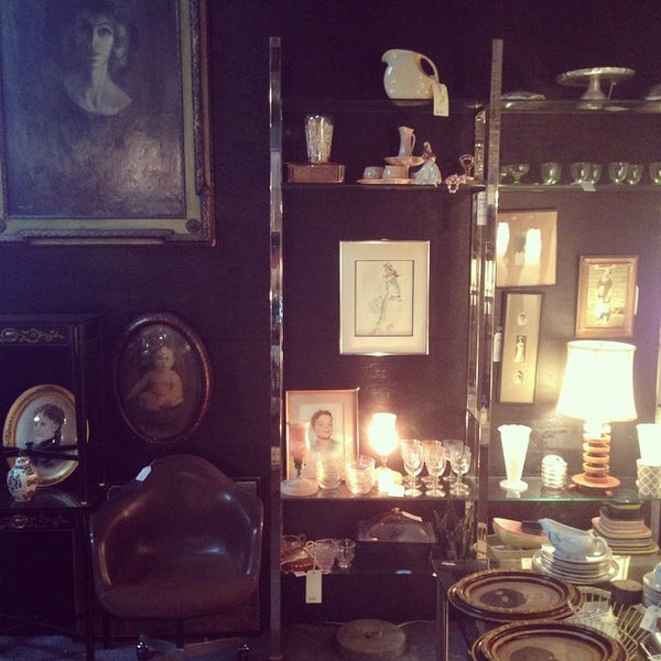 8/23/2014에 Lansing M.님이 Eclectic Collectibles &amp; Antiques에서 찍은 사진