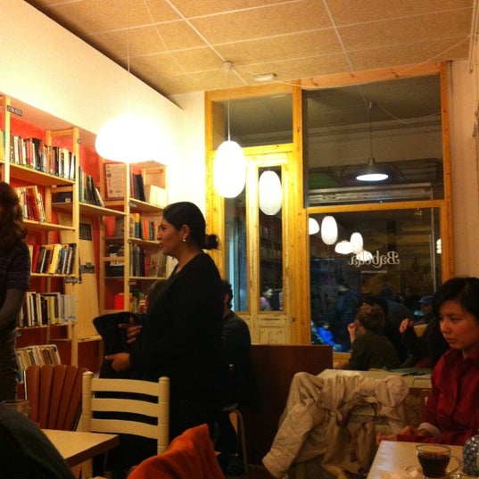 Снимок сделан в Babèlia Books &amp; Coffee пользователем Irene C. 11/10/2012