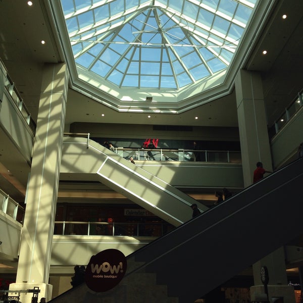 รูปภาพถ่ายที่ Mic Mac Mall โดย Mark S. เมื่อ 3/14/2015