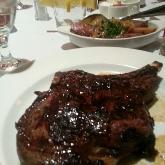 Foto scattata a Jack Binion&#39;s Steak House da Roxanne R. il 11/29/2012