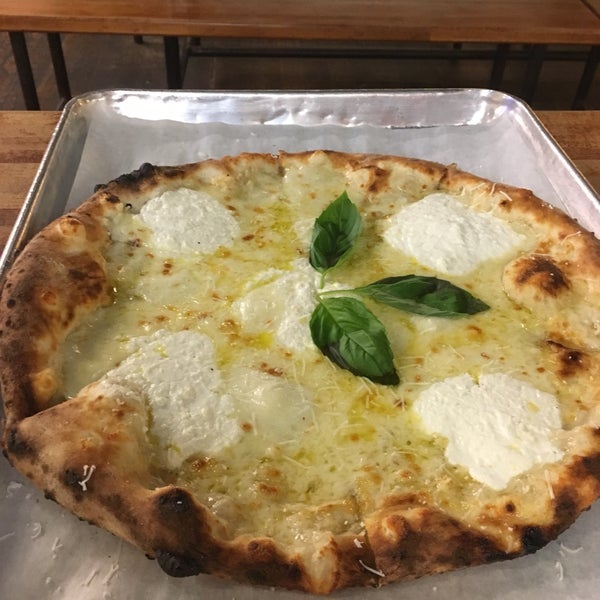 Foto tirada no(a) DeSano Pizza Bakery por Amanda L. em 9/18/2018