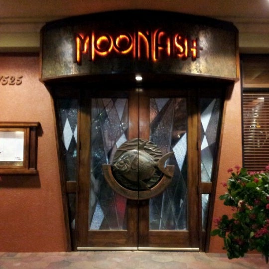 Foto tirada no(a) MoonFish por Marsha C. em 1/25/2013