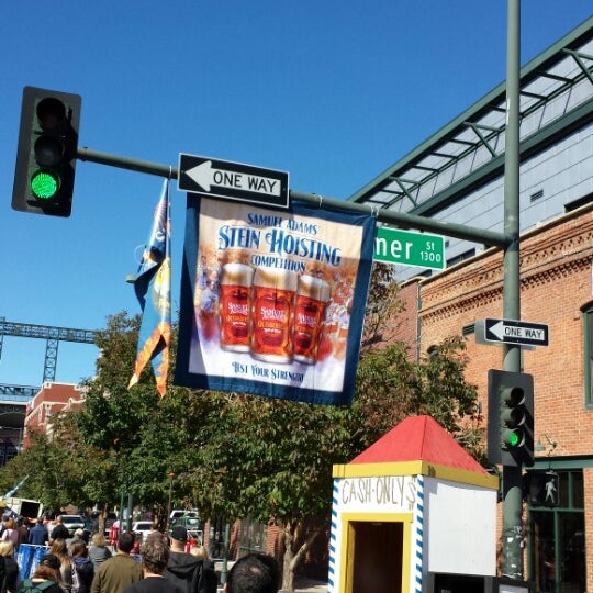 รูปภาพถ่ายที่ Denver Oktoberfest โดย Blake A. เมื่อ 10/5/2013