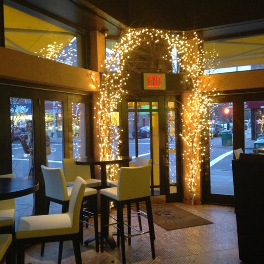 Das Foto wurde bei Avenue Cafe von Nikolas E. am 12/13/2012 aufgenommen