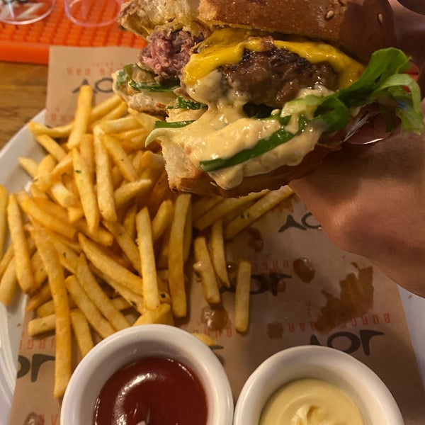 รูปภาพถ่ายที่ Joy Burger Bar &amp; Grill โดย Adel เมื่อ 11/23/2021