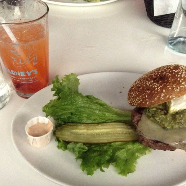 Снимок сделан в Barney&#39;s Gourmet Hamburgers пользователем Giuliana B. 8/23/2013