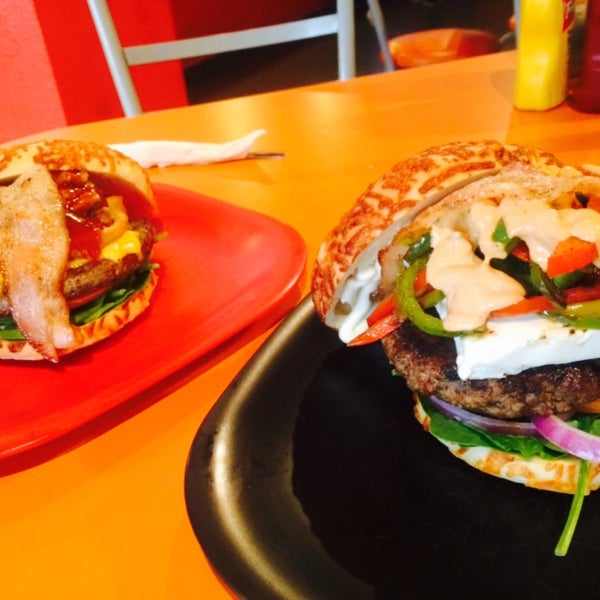 Photo taken at The Burger Laboratory by Dinoraa F. on 12/11/2014