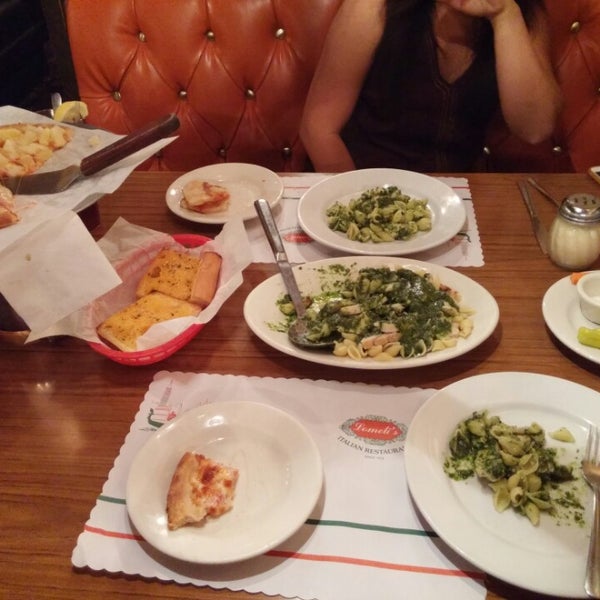 Das Foto wurde bei Lomeli&#39;s Italian Restaurant von Bradford H. am 3/26/2015 aufgenommen