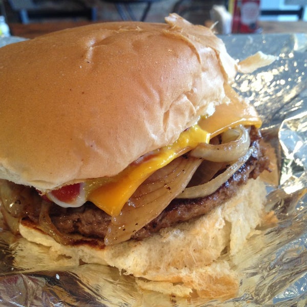 Снимок сделан в Burger Stomper Gourmet Burger &amp; Milkshake Bar пользователем Chammy H. 3/24/2013