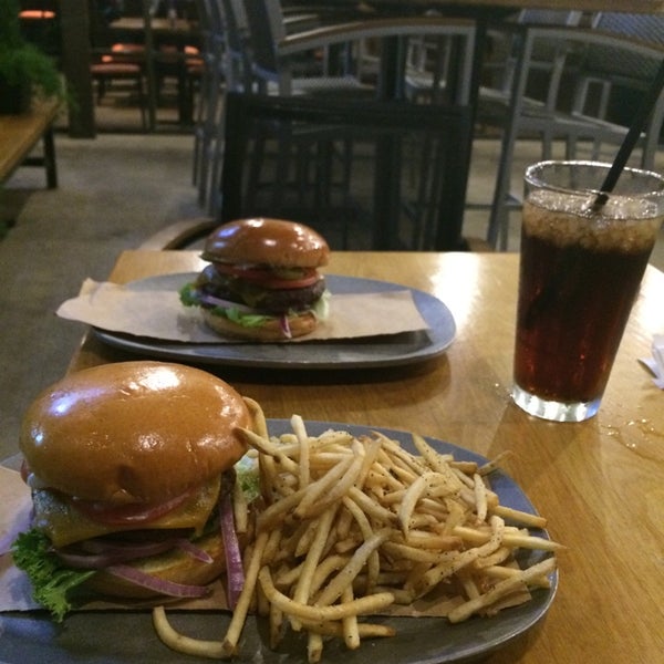 8/9/2014 tarihinde mnoor a.ziyaretçi tarafından Village Burger Bar'de çekilen fotoğraf
