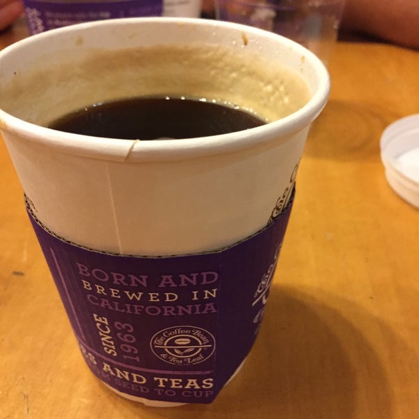 Photo taken at The Coffee Bean &amp; Tea Leaf by R C. on 2/14/2015