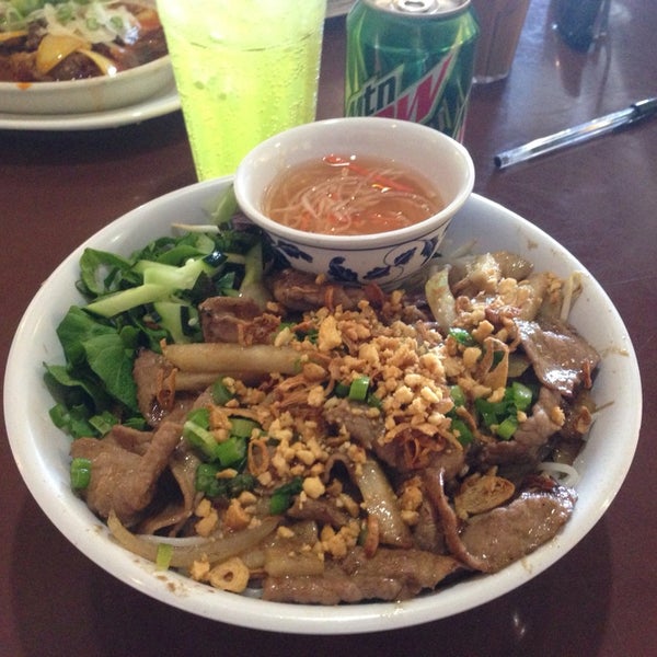 รูปภาพถ่ายที่ Pho Van Vietnamese Cuisine โดย Cody O. เมื่อ 1/30/2014