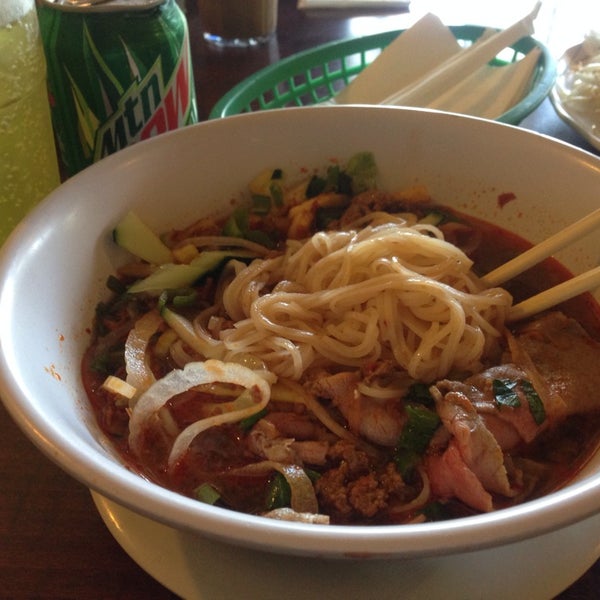 รูปภาพถ่ายที่ Pho Van Vietnamese Cuisine โดย Cody O. เมื่อ 5/30/2014