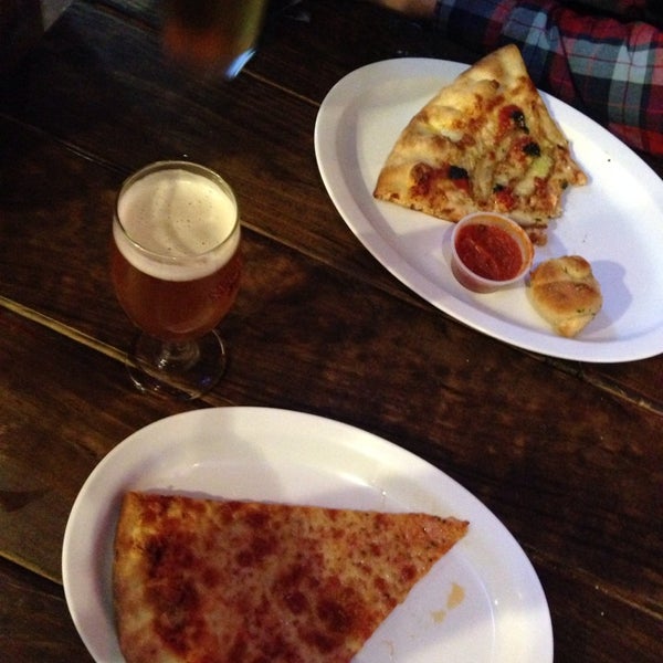 3/23/2014 tarihinde Erika R.ziyaretçi tarafından King of New York Pizzeria Pub'de çekilen fotoğraf
