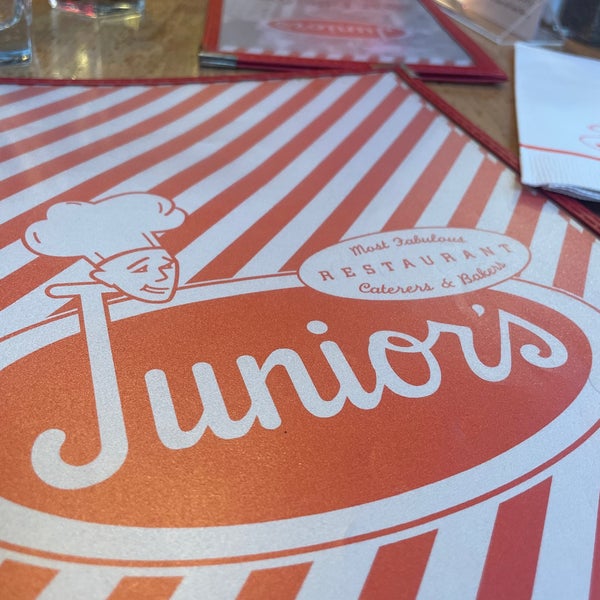 Foto diambil di Junior&#39;s Restaurant oleh Erika R. pada 4/1/2024