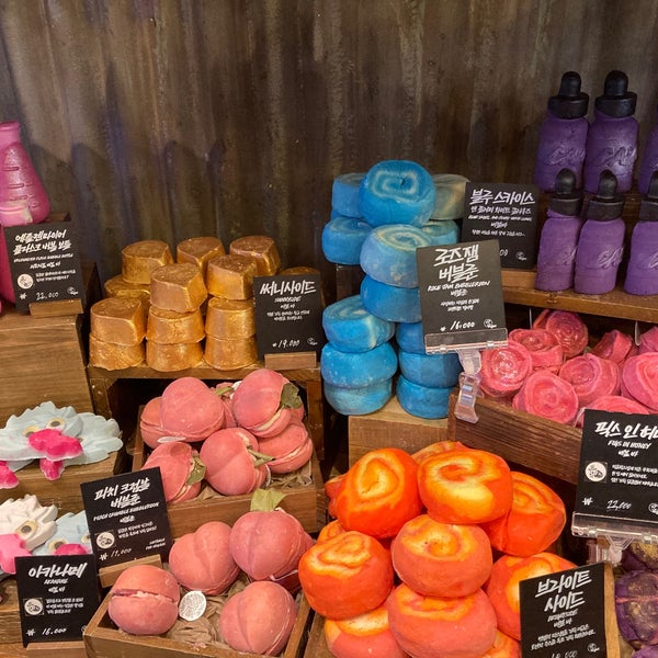 LUSH - 역삼1동에서 화장품 매장일에서의 사진