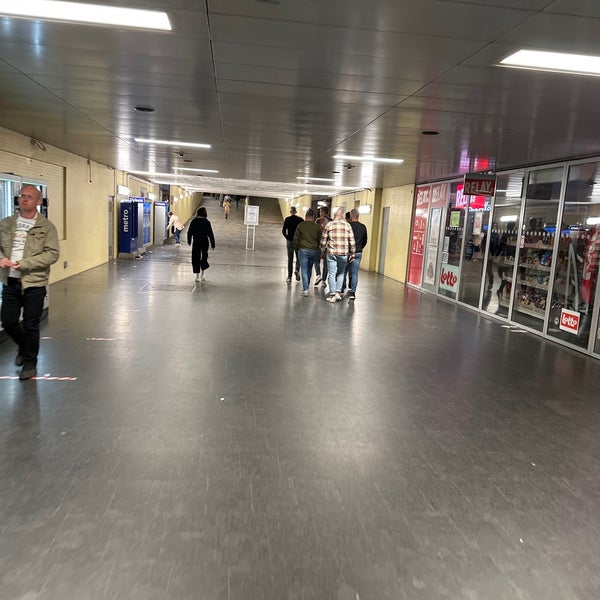 รูปภาพถ่ายที่ Station Leuven โดย Geert R. เมื่อ 10/15/2022