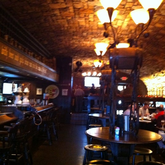Foto tirada no(a) Schneithorst&#39;s Restaurant &amp; Bar por Rick H. em 10/23/2012