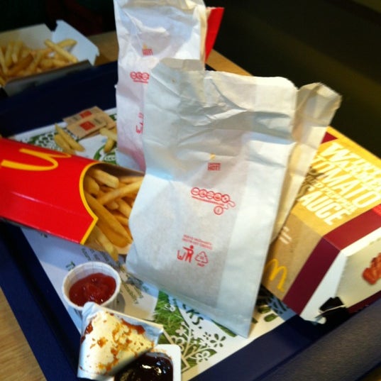Foto tirada no(a) McDonald&#39;s por Demian R. em 12/4/2012