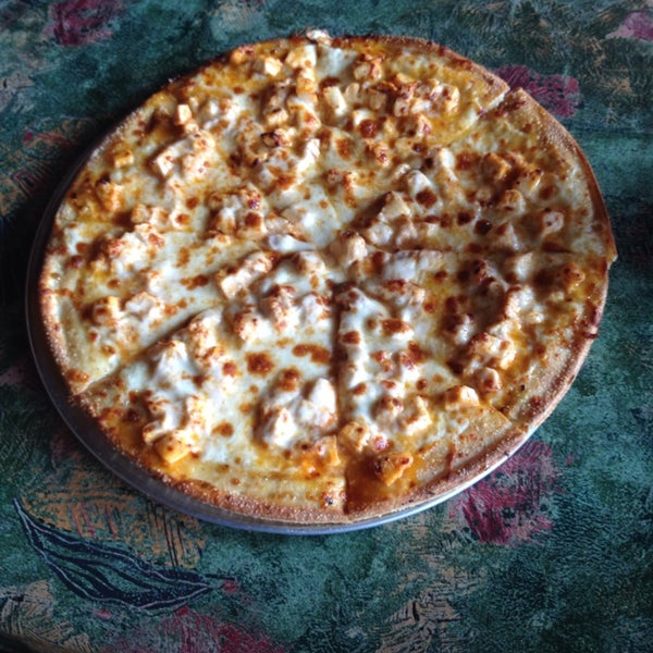Das Foto wurde bei We Cook Pizza and Pasta von Campbell B. am 9/8/2014 aufgenommen