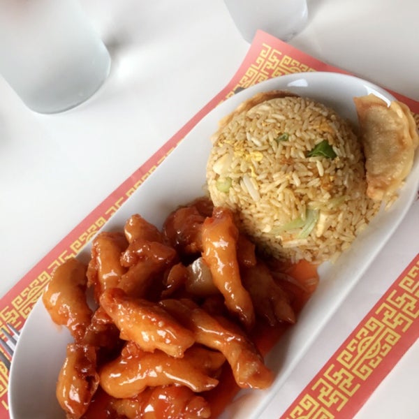 Sweet and sour chicken lunch special. Super yummy!