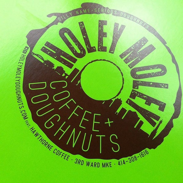 Photo prise au Holey Moley Coffee + Doughnuts par stylishboots le11/1/2014