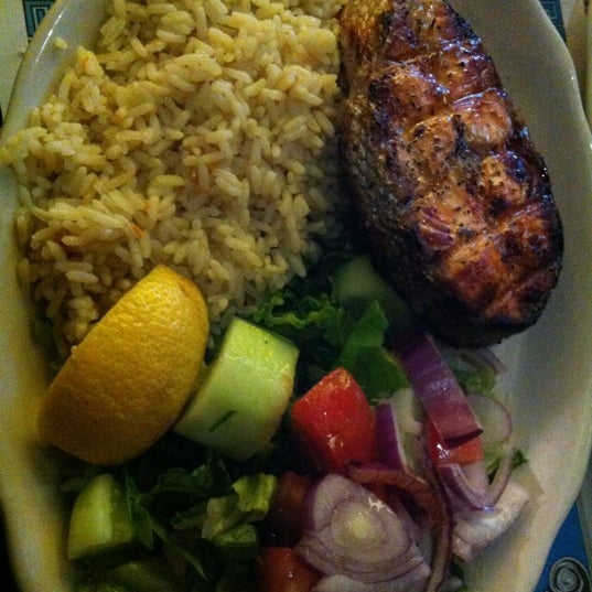 Foto diambil di Uncle Nick&#39;s Greek Cuisine oleh Lexie L. pada 12/11/2012