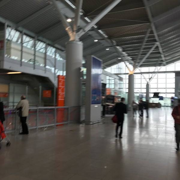 Foto tirada no(a) Aeroporto Frédéric Chopin de Varsóvia (WAW) por Munenori F. em 10/7/2017